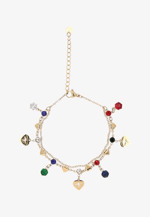 Gouden armband met ketting, versierd met rode, blauwe, groene en transparante edelstenen en hartvormige hangertjes, waarvan sommige gegraveerd zijn met ontwerpen van een hartslag en vogels.