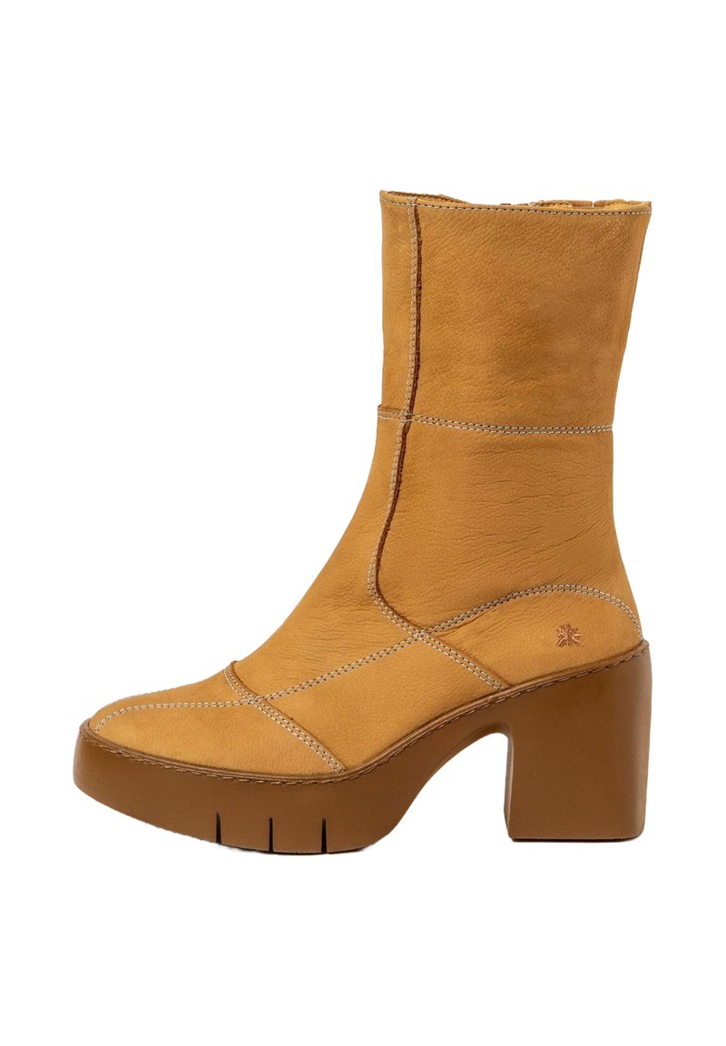 Bota de cuero amarilla hasta el tobillo con un tacón cuadrado alto, detalles de costura y una textura suave. Presenta una punta redondeada y una ligera plataforma.