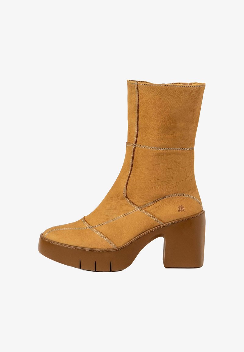 Botte de cheville en cuir jaune avec un talon bloc haut, des détails de couture et une texture lisse. Présente un bout arrondi et une légère plateforme.