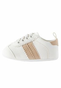 Zapato blanco hecho de material sintético con una suave franja beige y costura en ojal, con punta redondeada y cordones de tela.