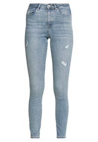 Jeans in denim azzurro chiaro con design aderente, caratterizzati da dettagli consumati e strappi sulla parte anteriore. Stile classico a cinque tasche e passanti per cintura.