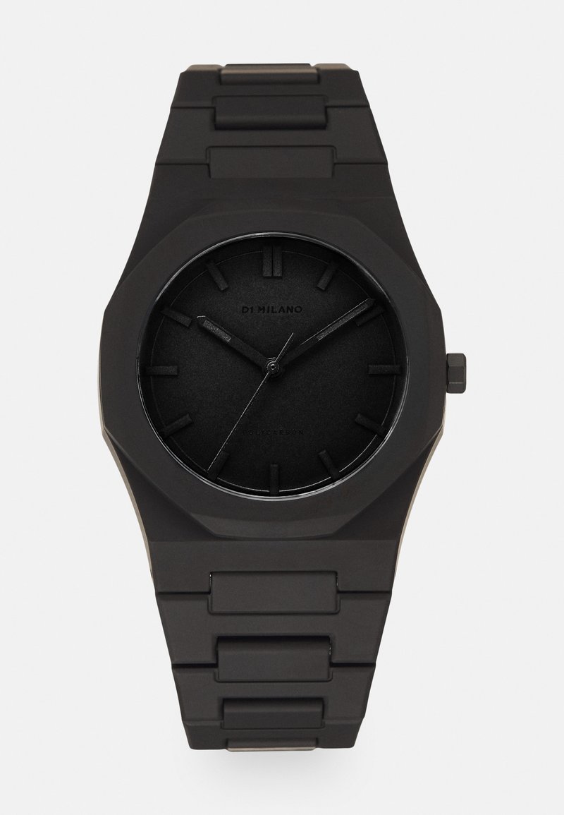 Zwarte analoge klok met een achthoekige kast en schakelhart. Matte afwerking op zowel de wijzerplaat als de band, met eenvoudige uurmarkeringen en wijzers.