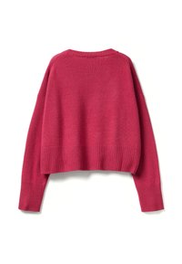 Fuksjowy krótki sweter z prążkowanym dołem i mankietami, charakteryzujący się miękką fakturą i luźnym krojem. Prosty design bez dodatkowych akcentów.