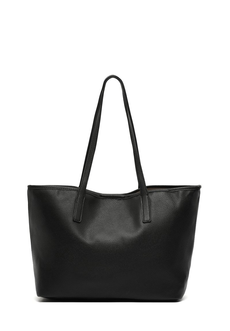 Čierna kožená taška cez rameno s textúrovaným povrchom, dvoma dlhými rúčkami, priestranným dizajnom, otvoreným vrchom a bez viditeľného hardvéru alebo ozdôb.