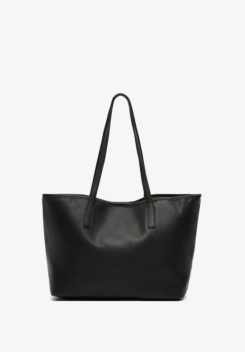 Čierna kožená taška cez rameno s textúrovaným povrchom, dvoma dlhými rúčkami, priestranným dizajnom, otvoreným vrchom a bez viditeľného hardvéru alebo ozdôb.