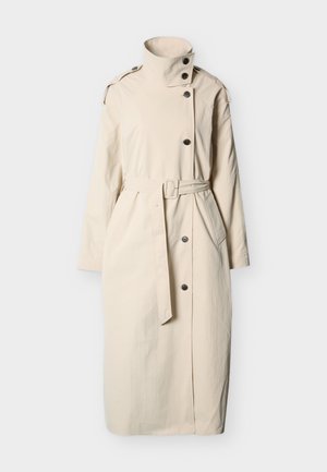 Gaiši bēšs garš lietusmētelis ar augstu apkakli, aizpogāšanu ar pogām, jostasvietu ar jostu, plecu siksnām un priekšējām kabatām.