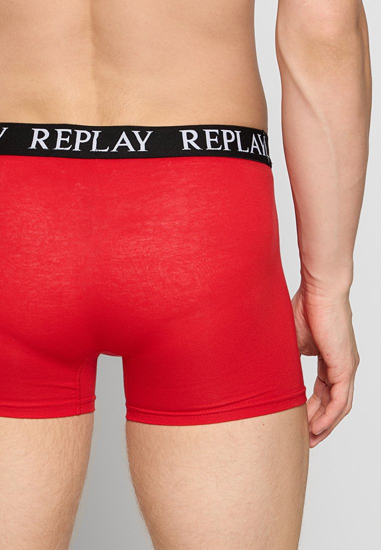 Rote Baumwoll-Boxershorts mit einem schwarzen elastischen Bund, der das "REPLAY"-Logo in Weiß zeigt. Enganliegendes Design mit glatter Textur.