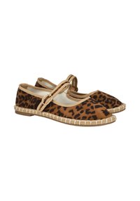 Zapatos planos de leopardo marrón con ribete beige y una sola correa ajustable con una hebilla dorada sobre el empeine.