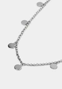 Collana in acciaio argento con cinque accenti circolari in metallo distribuiti uniformemente lungo la catena, con una superficie lucida e brillante.