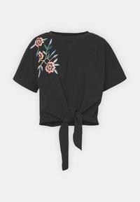 Zwart T-shirt met korte mouwen en een knoopdetail aan de voorkant, met kleurrijke bloemenborduursels op de linkerschouder. Gemaakt van katoen, met een ontspannen pasvorm.