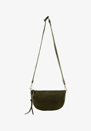 Sac à bandoulière en cuir vert olive avec une forme courbée, une longue sangle réglable et une fermeture éclair. Présente un détail de frange sur le côté.