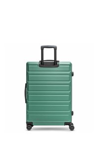Maleta rígida en verde azulado mate con estrías verticales, asa retráctil negra, asa lateral y cuatro ruedas para facilitar el desplazamiento.