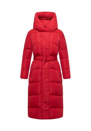 Crvena puffer jakna s pojasom u struku, prevelikim kapuljačom i dugim rukavima. Ima vodoravne šavove i dizajn do koljena.