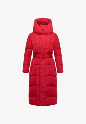 Crvena puffer jakna s pojasom u struku, prevelikim kapuljačom i dugim rukavima. Ima vodoravne šavove i dizajn do koljena.