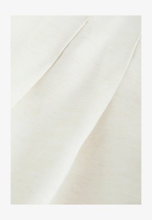 Textilná tkanina v off-white s jemnou textúrovanou väzbou, ktorá obsahuje subtílne záhyby a slabé škvrnky. Hladký, jemný povrch.