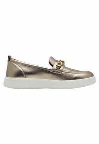 Mocassin doré métallique à enfiler avec semelle blanche épaisse et détail décoratif en chaîne dorée sur la tige.
