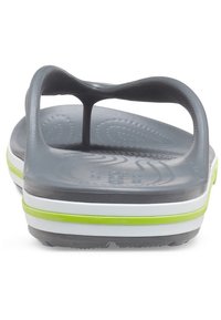 Sandale tongs grise et blanche avec une bande vert citron, une semelle texturée et une lanière en forme de Y, vue de face.