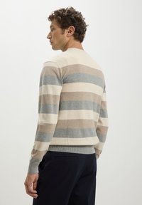 Maglione leggero con righe orizzontali beige, grigie e taupe. Caratterizzato da un collo a giro e polsini a coste, presenta una texture morbida.