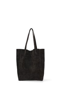Borsa a mano in suede nera con due manici lunghi, texture morbida e design minimale, esposta su uno sfondo bianco.