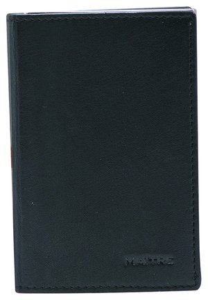 Portefeuille en cuir noir avec une texture lisse, présentant un logo en relief dans le coin inférieur droit et des coutures discrètes le long des bords.