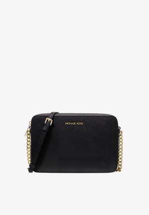 Melnas ādas plecu soma ar teksturētu apdari, zelta tonis aparatūru un ķēdes siksnu. Uz priekšpuses ir iepresēts logo.