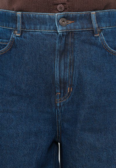 Tumed sinine denim teksad, millel on nööp sulgemine, nähtavad õmblusdetailid ja klassikaline viie-tasku disain.