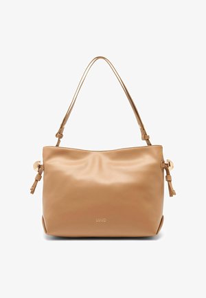 Bolso de cuero beige con textura suave, una sola asa para el hombro, detalles decorativos en los laterales y logo en la parte frontal.