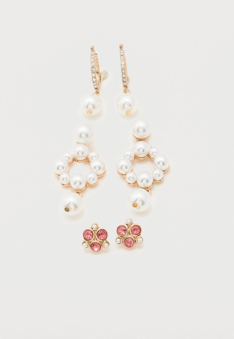 Paar Ohrstecker in Goldoptik: großer Tropfenstil mit weißen Perlen und Strasssteinen sowie kleiner Steckstil mit rosa Edelsteinen und winzigen Perlen.
