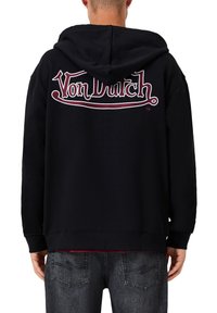 Schwarzer Kapuzenpullover mit einem großen, weißen und burgunderfarbenen "Von Dutch"-Logo auf dem Rücken. Hergestellt aus weichem Stoff mit lockerer Passform und Kordelzug-Kapuze.