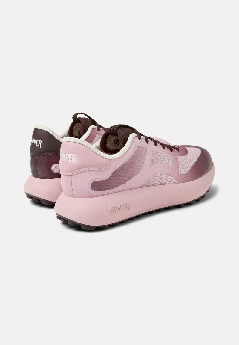 Stylische rosa Sneaker mit einer Kombination aus matten und Mesh-Texturen, einem burgunderfarbenen Absatz und dem Markennamen "Camper" auf der Rückseite.