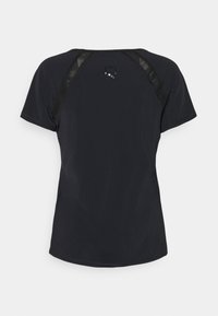 T-shirt nera con maniche corte, caratterizzata da pannelli neri testurizzati lungo le spalle e la schiena, e un piccolo dettaglio con logo vicino al collo.