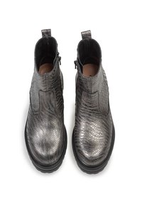 Botas de tobillo grises con un patrón de serpiente texturizado, con un cierre de cremallera en el costado y una suela de goma negra en contraste.