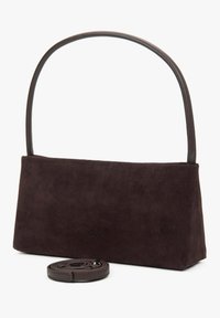 Tmavohnědá semišová obdélníková kabelka s jedním horním uchem a spirálovým odnímatelným ramenním popruhem umístěným vpředu.