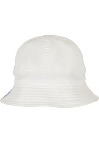 Bílý bavlněný klobouk typu bucket se plochou korunou a širokým, dolů skloněným okrajem. Má texturovaný povrch a diskrétní detail s postranní etiketou.