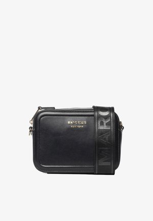 Zwart rechthoekig Marc Ellis leren crossbodytas met goudkleurig logo en brede zwarte verstelbare band met gegraveerde merknaam.