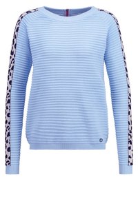 Pull en maille côtelée bleu clair à manches longues, avec un accent à imprimé léopard bleu foncé sur les côtés et un col rond.
