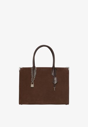Bruine suède handtas met een gestructureerd ontwerp, een zilveren kettingaccent, leren handvatten en een metallic slotdetail aan de zijkant.