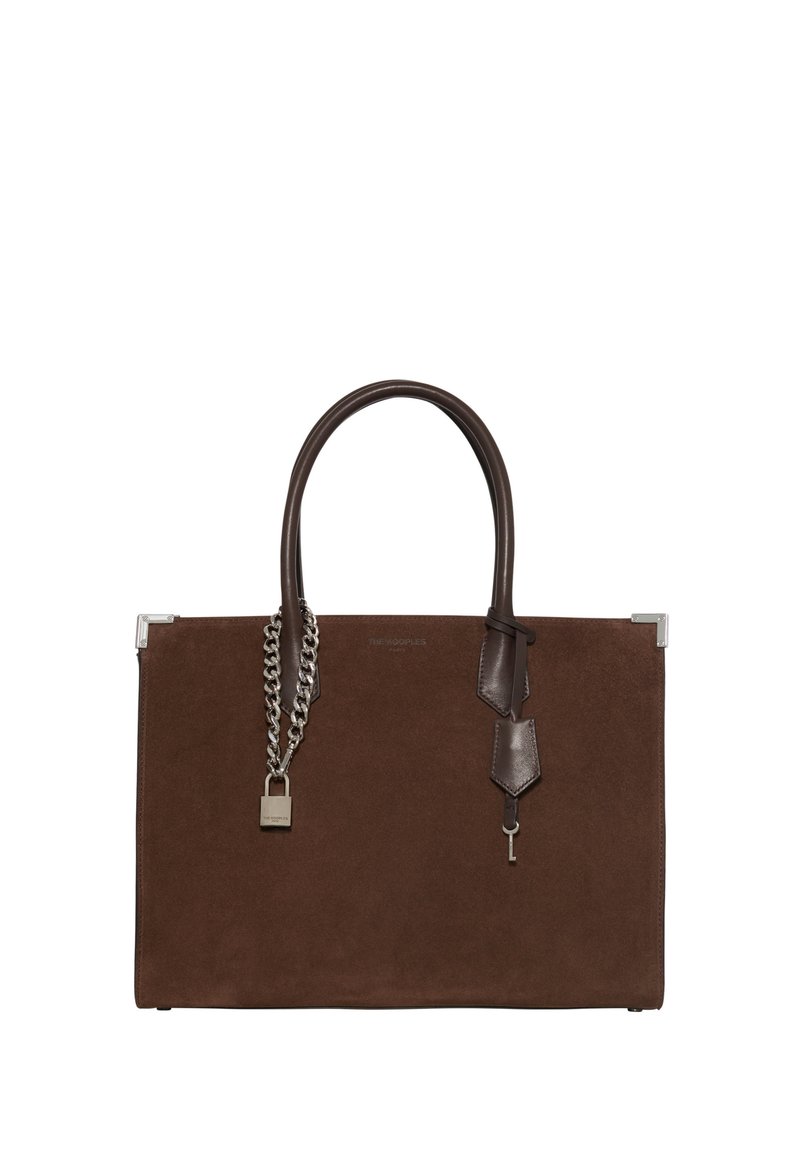 Bruine suède handtas met een gestructureerd ontwerp, een zilveren kettingaccent, leren handvatten en een metallic slotdetail aan de zijkant.