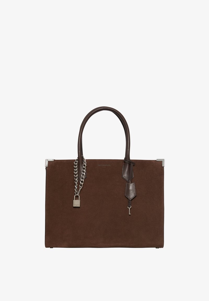 Bruine suède handtas met een gestructureerd ontwerp, een zilveren kettingaccent, leren handvatten en een metallic slotdetail aan de zijkant.