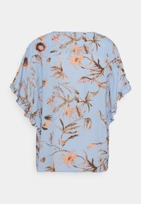 Svetle modrá blůza s květinovým vzorem v hnědé a oranžové barvě. Má krátké volánkové rukávy a uvolněný střih. Záda zdobí malý knoflík.