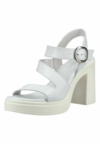 Sandale blanche à talon épais avec trois brides et une boucle argentée sur la bride de la cheville, dotée d'une semelle plateforme.