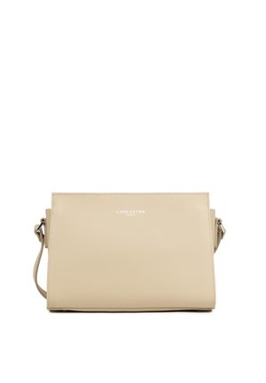 Sac bandoulière rectangulaire en cuir beige avec rabat, logo "Lancaster Paris" argenté sur le devant, et sangle réglable avec boucles en métal.