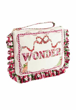 Platnena torbica s volanom, s natpisom "WONDER" u cvjetnom uzorku, ukrašena ilustriranim mačkama u pastelnim bojama. Zatvaranje na munje i ručka.