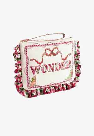 Plátenná taška na plece s volánom, s nápisom "WONDER" v kvetinovom vzore, zdobená ilustrovanými mačkami v pastelových farbách. Zips a rúčka.