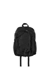 Czarny plecak z siateczkowymi bokami, elastycznymi sznurkami bungee z przodu, regulowanymi paskami i uchwytem do noszenia na górze. Wytrzymały materiał o teksturowanym wykończeniu.