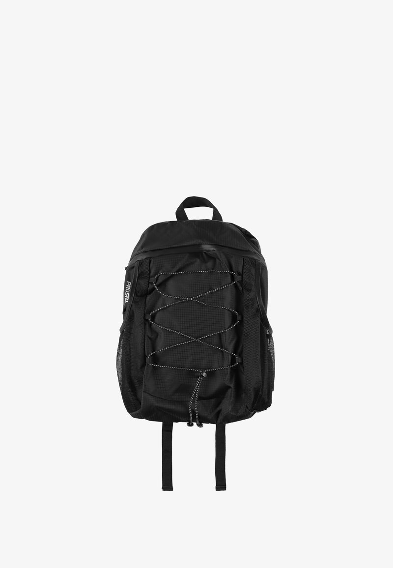 Czarny plecak z siateczkowymi bokami, elastycznymi sznurkami bungee z przodu, regulowanymi paskami i uchwytem do noszenia na górze. Wytrzymały materiał o teksturowanym wykończeniu.