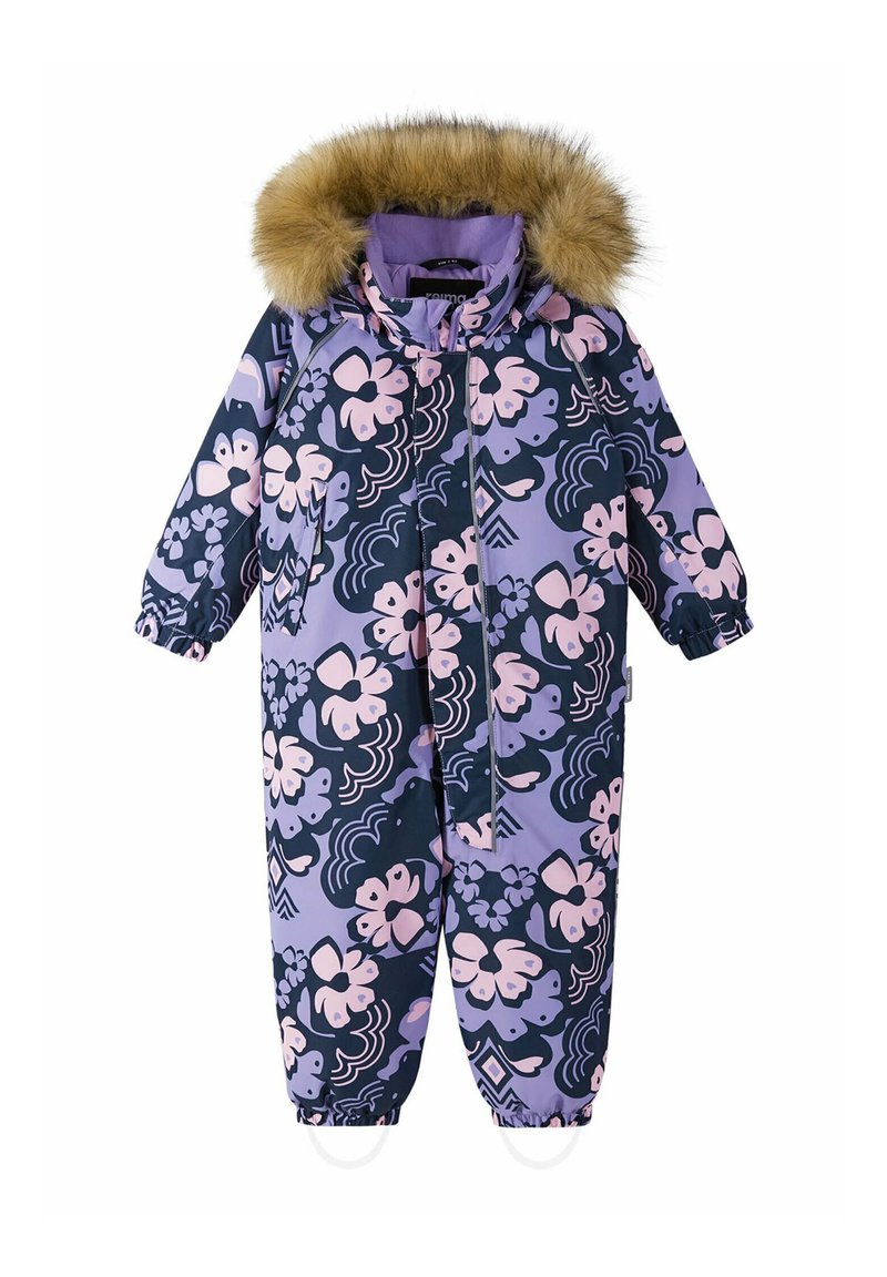 Snowsuit morado con flores y acentos rosas, capucha forrada de piel, cierre de cremallera, puños elásticos y diseño estampado con motivos en espiral.