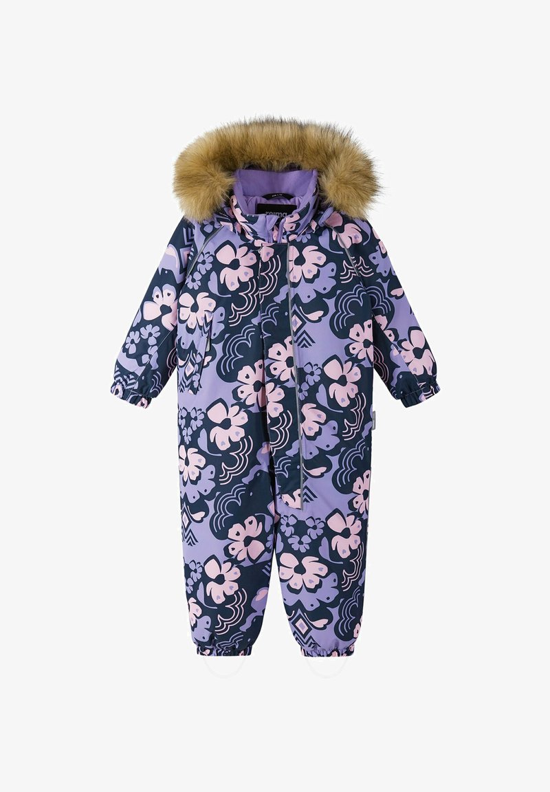 Snowsuit morado con flores y acentos rosas, capucha forrada de piel, cierre de cremallera, puños elásticos y diseño estampado con motivos en espiral.