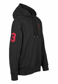 Sweat à capuche noir avec le numéro trois rouge sur la manche droite et petit logo rouge brodé sur la poitrine gauche, doté d'une capuche avec cordon.