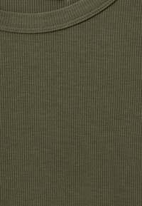 Alyvuogių žalios spalvos raibuliuotas audinys su prigludusia tekstūra ir apvaliu kaklu. Raštas turi vertikalias juostas, sukurtas raibuliavimu.